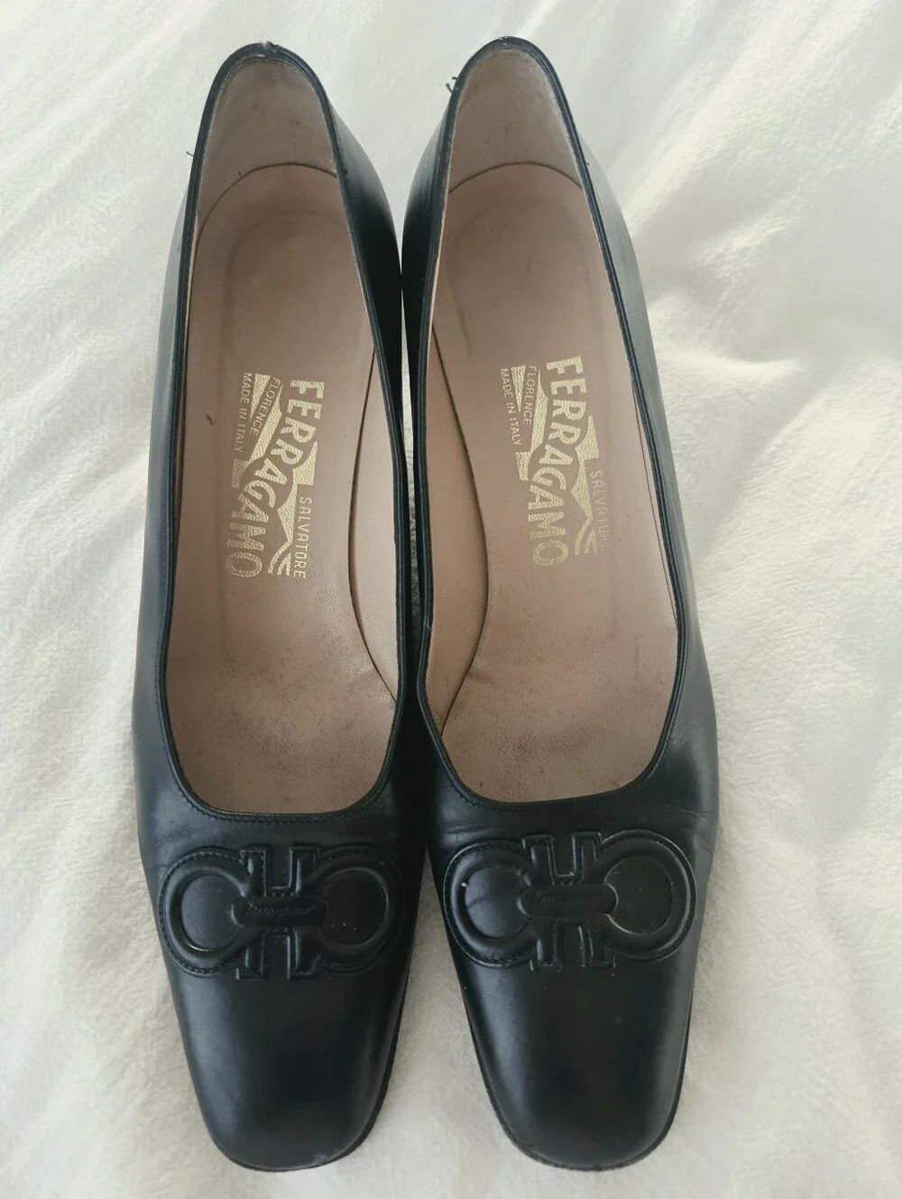 Salvatore Ferragamo Black Leather Logo-Accent Block Heel / Pumps Sz 8